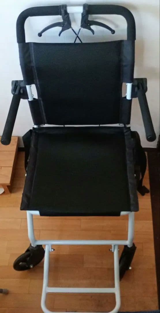 折りたたみ式黒い介助用車椅子　コンパクト車椅子 ノーパンクタイヤ