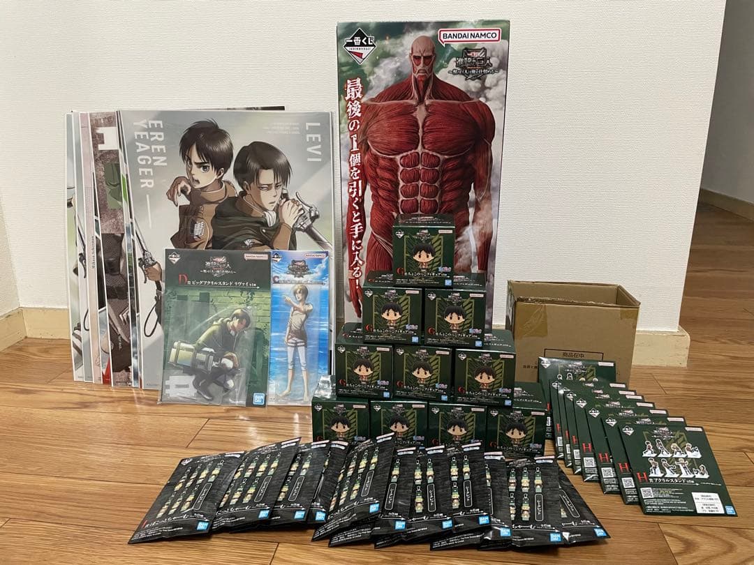 進撃の巨人 フィギュアとポスターのまとめ売り