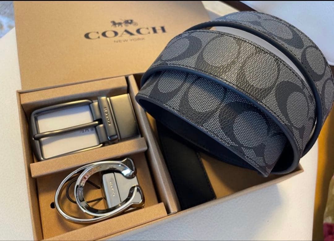 COACH シグネチャーフリーサイズリバーシブルベルトギフト箱付き