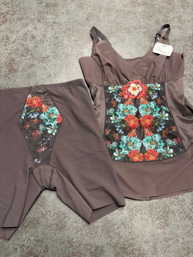 ノエビア　新作　ドラマティックローズ　BシェイパーN 上下セット　B〜F80L