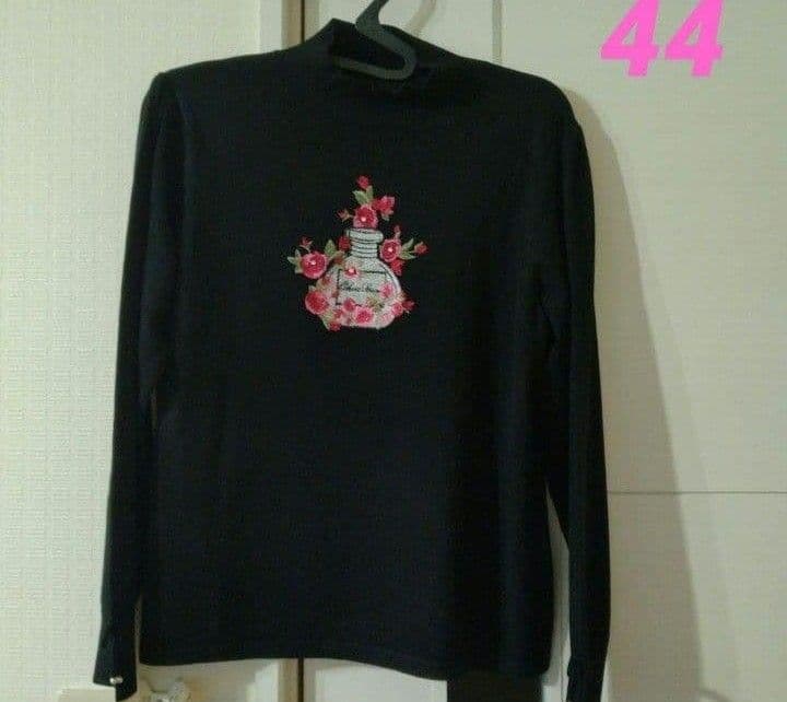 【新品】スーパービューティー香水瓶刺繍ハイネックセーター44 ⭐️本日限定価格【新品】スーパービューティー香水瓶刺繍ハイネック