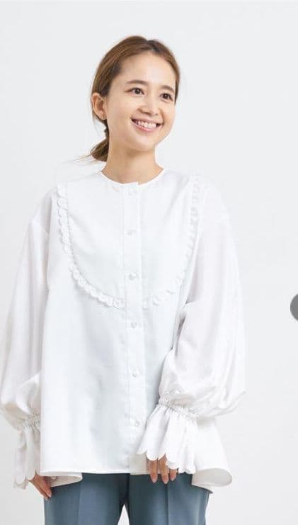 【美品】yori ヨリ　スカラップカットワークブラウス　ホワイト　ブラウス