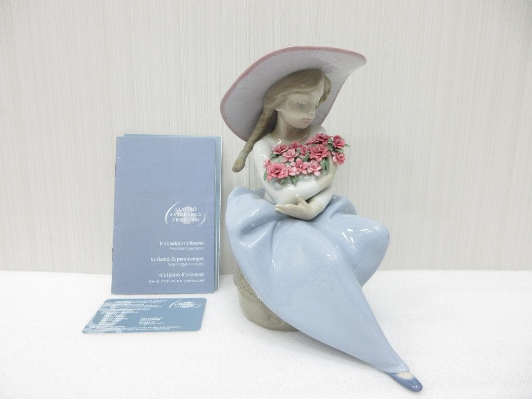リヤドロ 花の香りにつつまれて 置物 飾り 陶器 少女 花 クラシック a