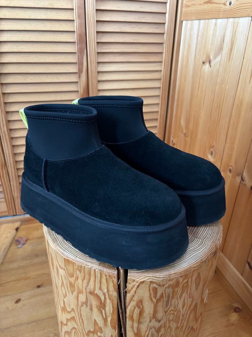 UGG ブラックプラットフォームブーツ