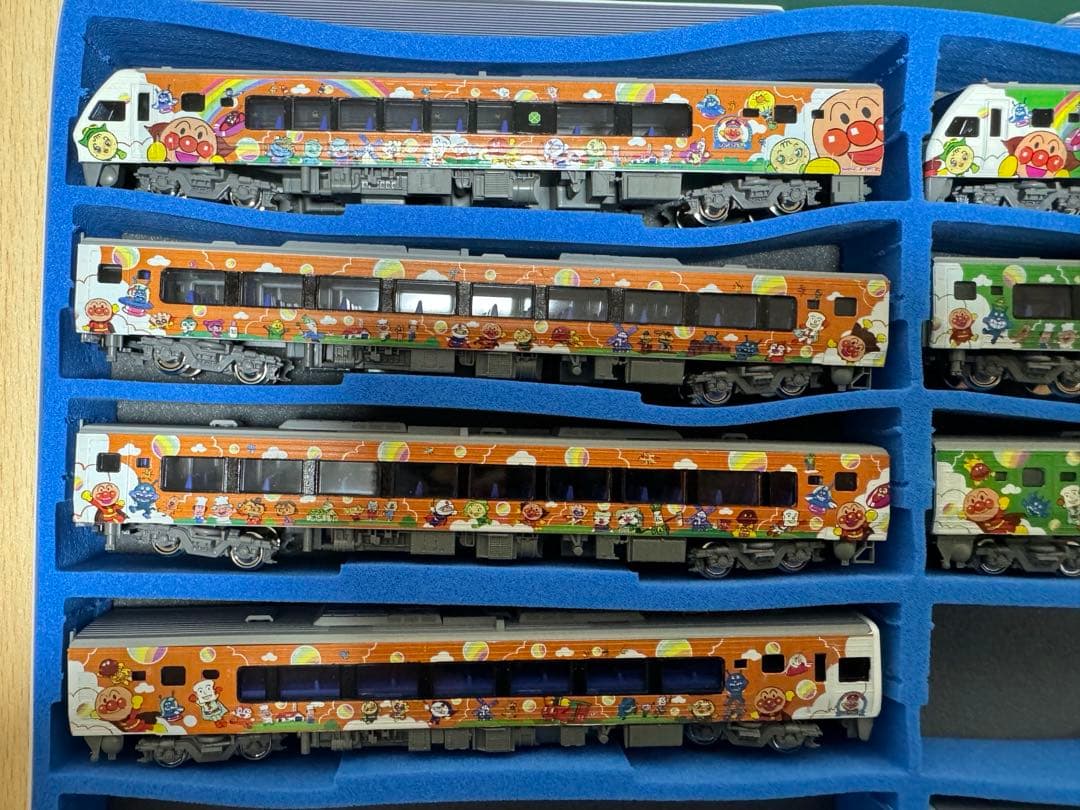 KATO JR四国2000系アンパンマンラッピング(オレンジ編成)