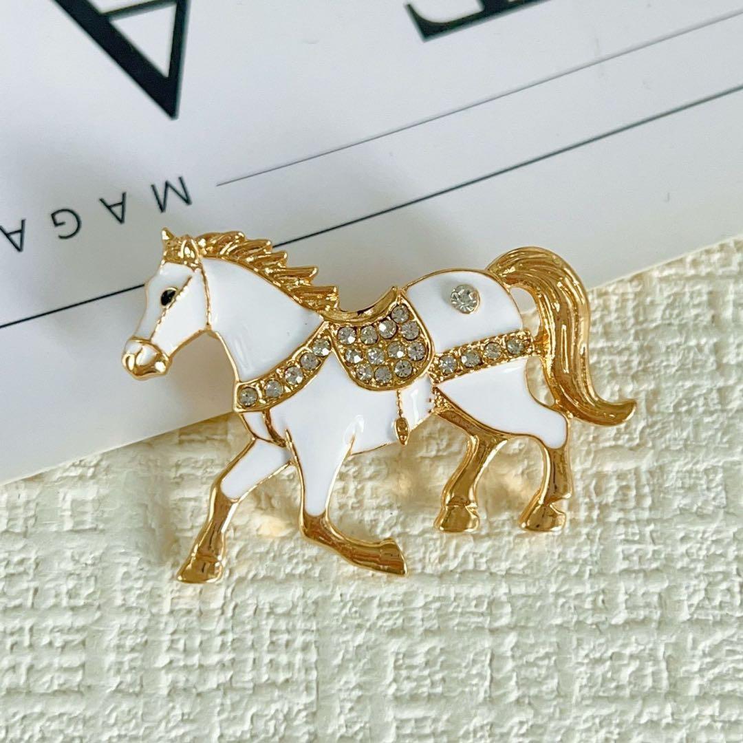 白馬 馬 ブローチ ホワイト 白 エレガント午年 縁起物 乗馬 - メルカリ