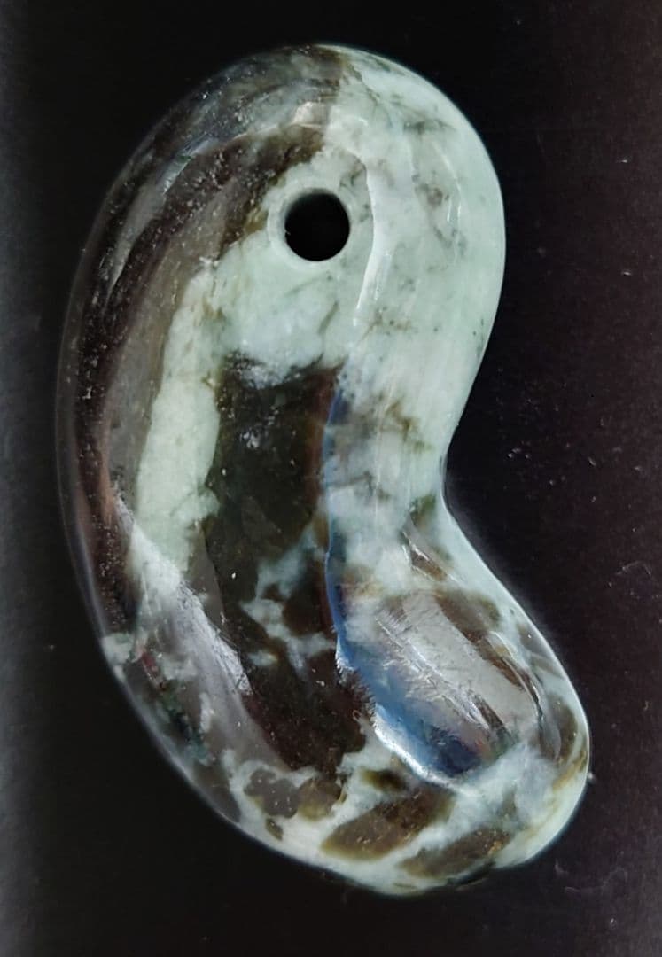 糸魚川翡翠　勾玉 ぷっくり大玉