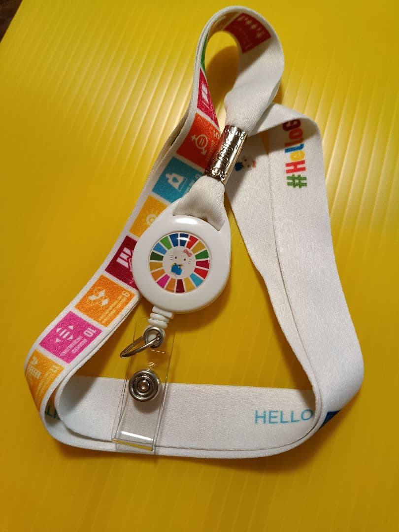 ハローキティSDGsリール付きID、カード用ランヤードストラップ２、ピンバッジ１