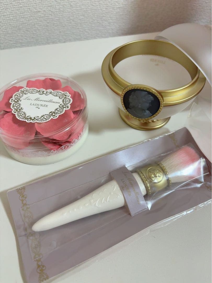 LADUREE コスメ チーク ブラシ ポット - メルカリ