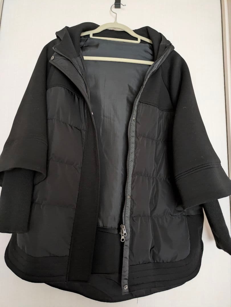 フード付き ブラックダウンジャケット