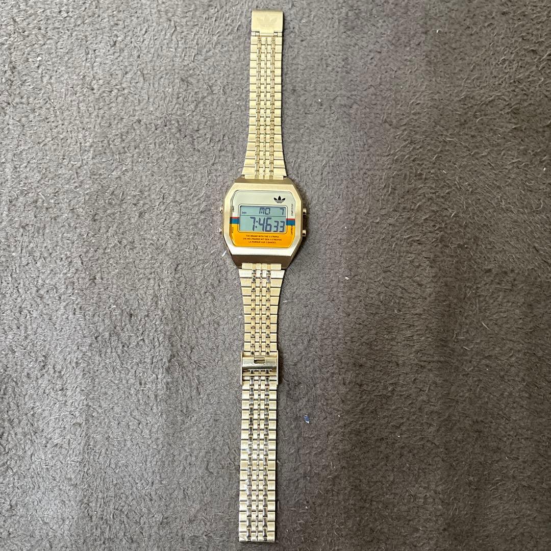 adidasゴールド デジタル腕時計