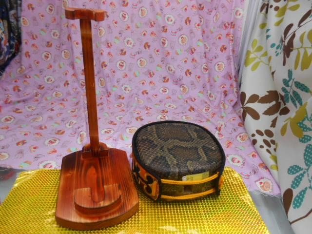 P3現品販売(送料無料)20.000円　三線専用　蛇皮強化チーガと三線台セット