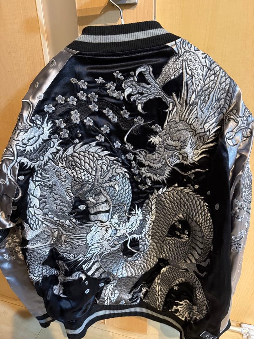 美品　スカジャン 龍刺繍　リバーシブル 絡繰魂 [ 龍 ] 刺繍 リバーシブル スカジャン ブラック×グレー 244032
