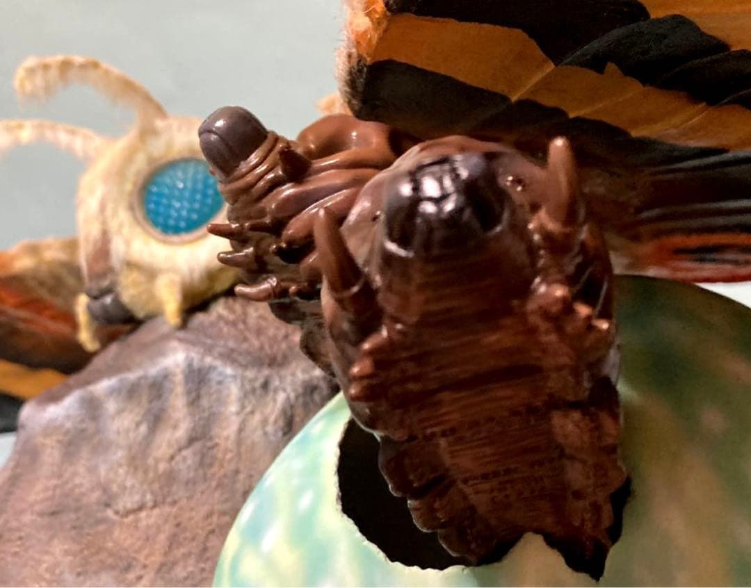 モスラ幼虫2体、卵、卵のかけら付き、卵の台座岩石のセット　カスタム品