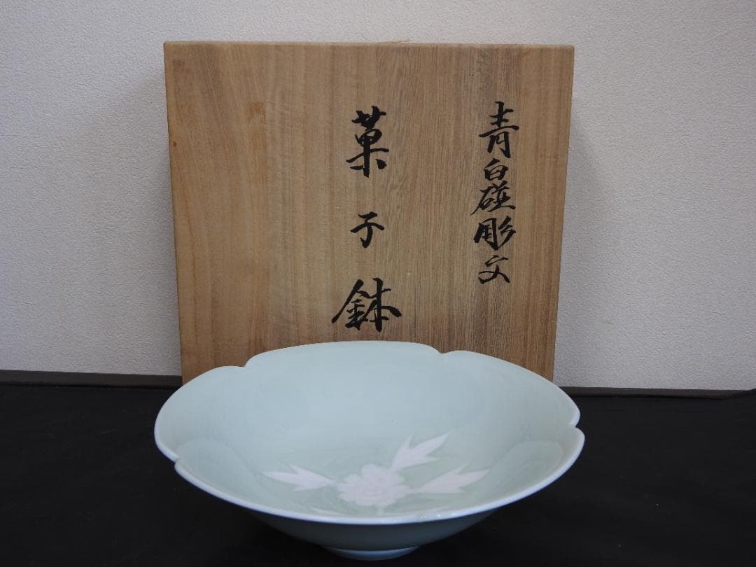 井上萬二　青白磁彫文　菓子器　共箱　MA746 井上萬二 (イノウエ マンジ) 青白磁公孫樹文皿 共箱付｜トレファクONLINE