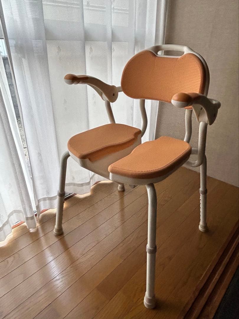 アロン化成　肘掛け付きシャワーイス