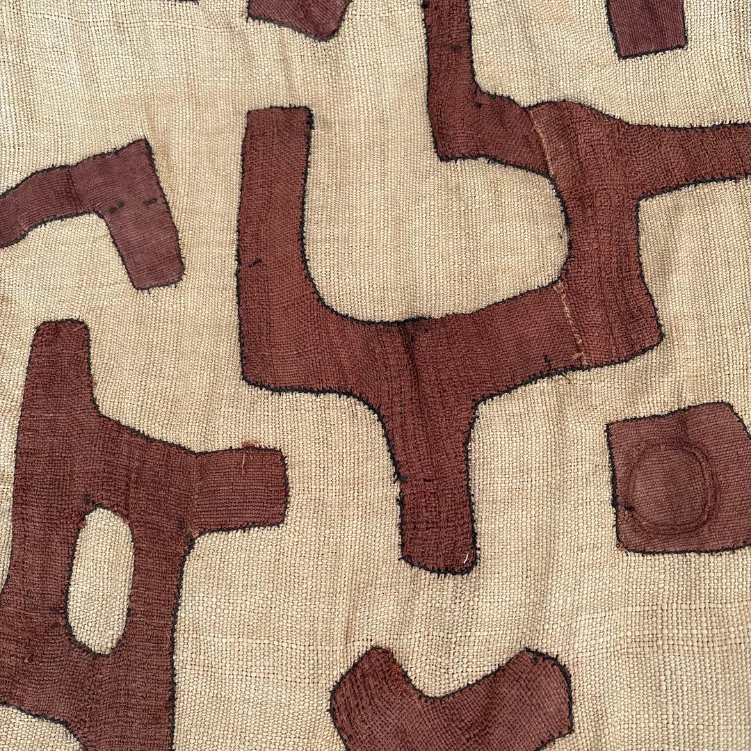 アフリカ　アンティーク　パッチワーク　ラフィア アフリカコンゴクバ族のラフィアのアップリケ敷物 395×59cm ge-756の