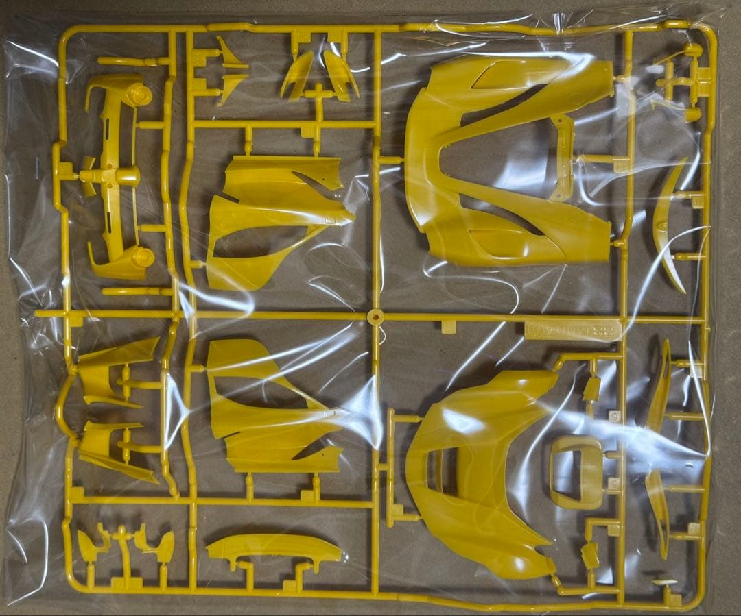 1/24 ラ フェラーリ イエローバージョンとカーボンスライドマーク付き