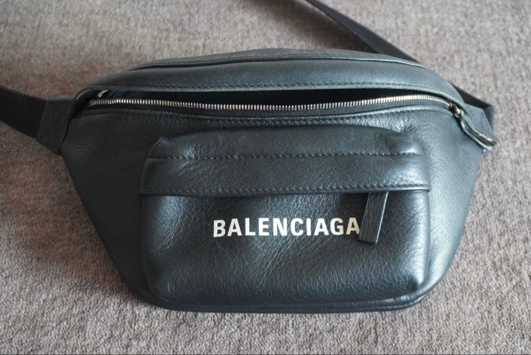 BALENCIAGA ボディバッグ ブラックレザー