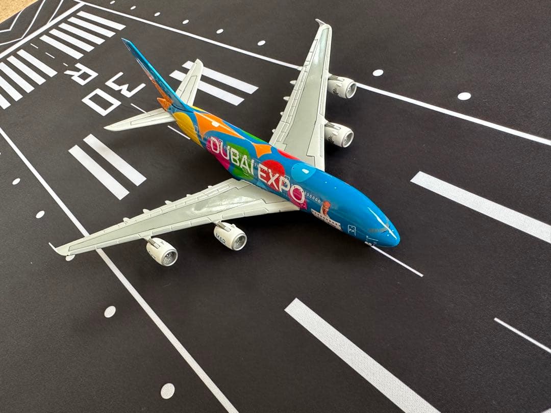 エミレーツドバイ万博 特別塗装機 ランウェイパッド付き - メルカリ