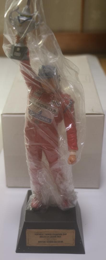 超貴重アイルトン セナ 1991年ブラジルGP優勝記念フィギュア 限定品 1991年、日本GPで2年連続3度目の年間優勝を決め、ブラジル国旗