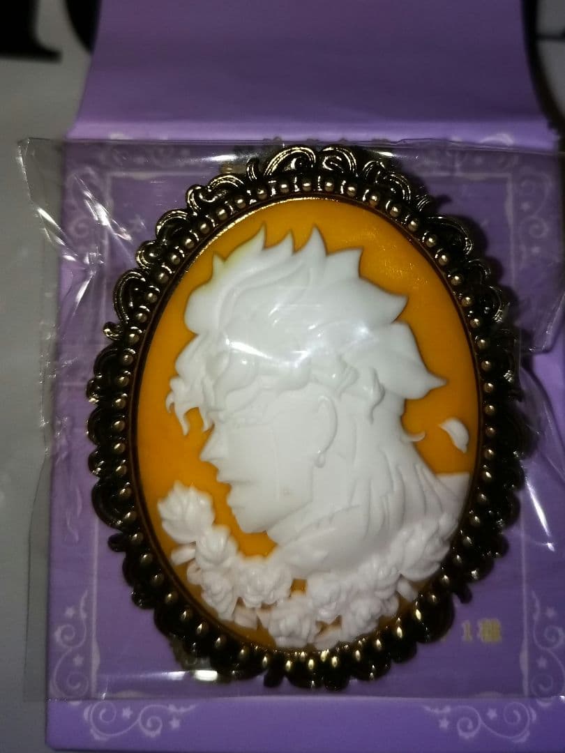 ジョジョの奇妙な冒険 アニメ10周年記念展 カメオ風ブローチ