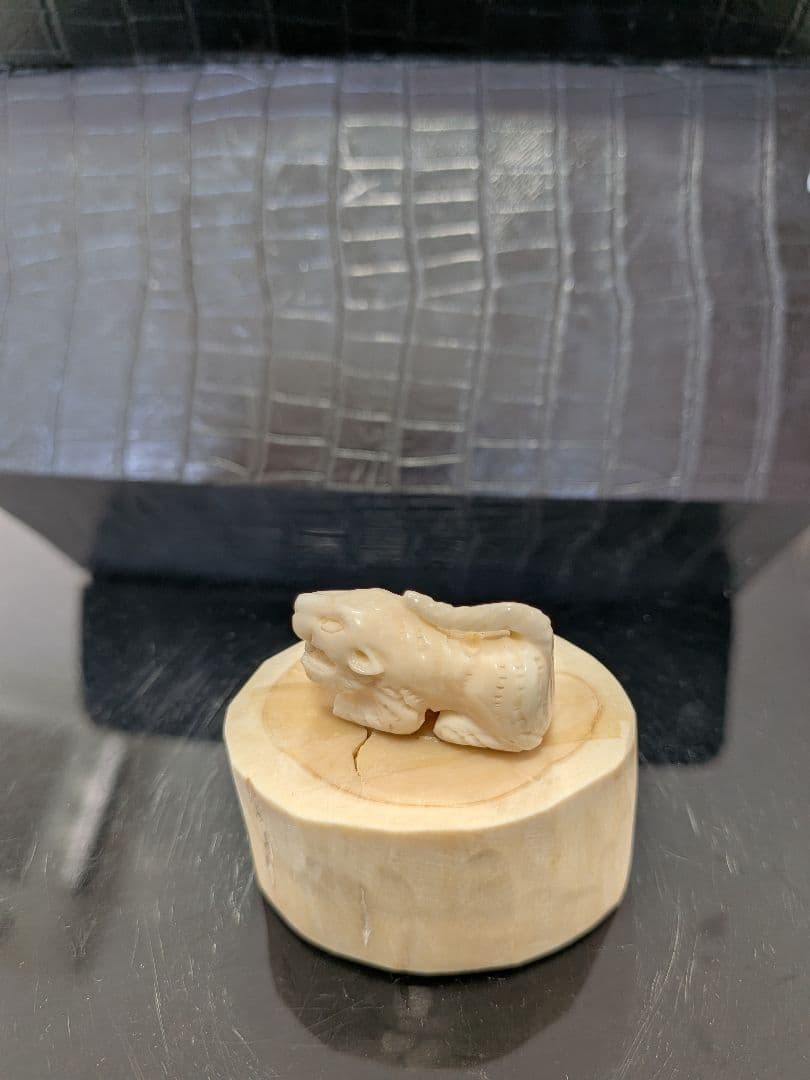 マッコウ鯨歯 本物虎彫刻 置台付き 116g - メルカリ