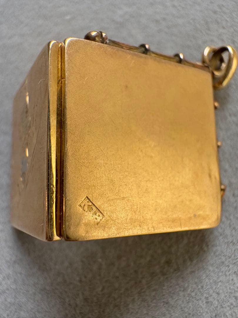 アンティーク ヴィンテージ K18陽刻 彫金 方位磁針 ロケット