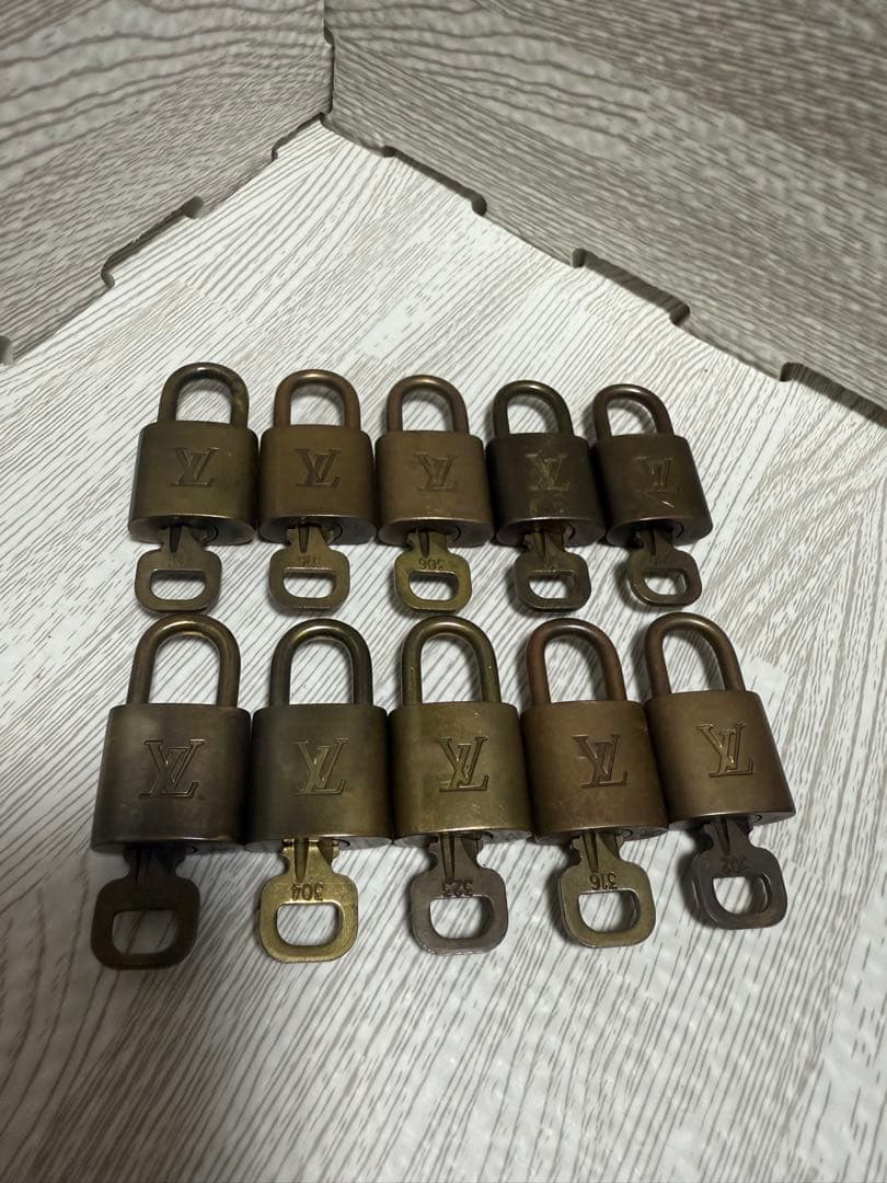 LVロゴ入りブロンズ南京錠10個セット 楽天市場】ルイヴィトン カデナ 10点セット まとめ売り 南京錠 鍵