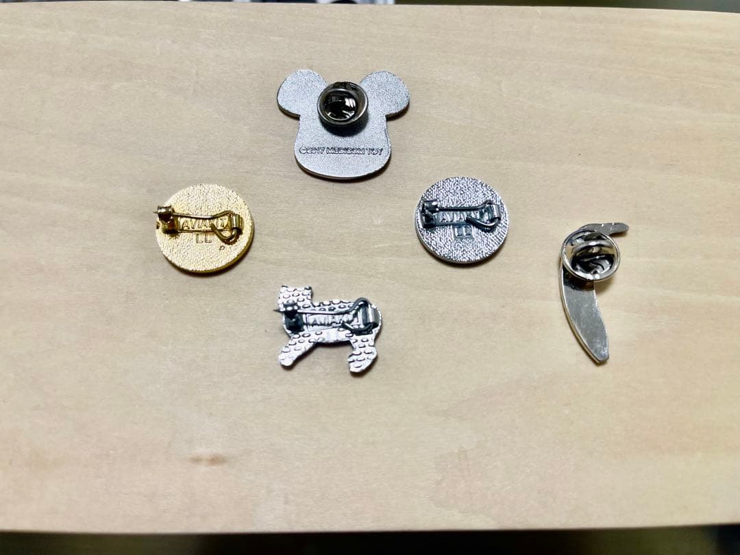 ルイスレザー ピンバッジBE@RBRICK コラボ AVIAKIT - メルカリ