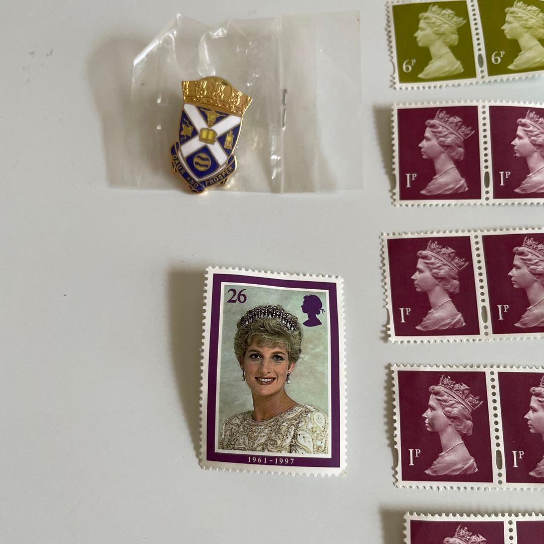 エリザベス女王・ダイアナ妃 切手セットとピンバッジ - メルカリ