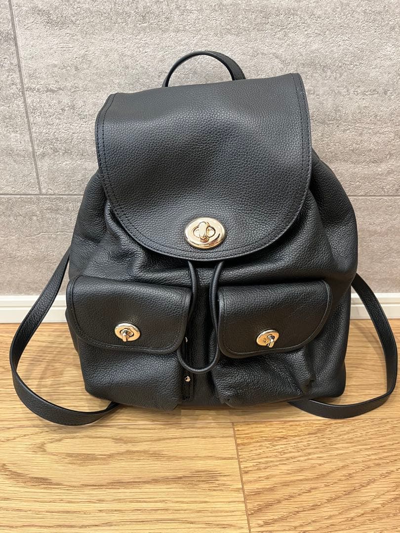 《美品》coach黒 レザー フラップ付きバックパック
