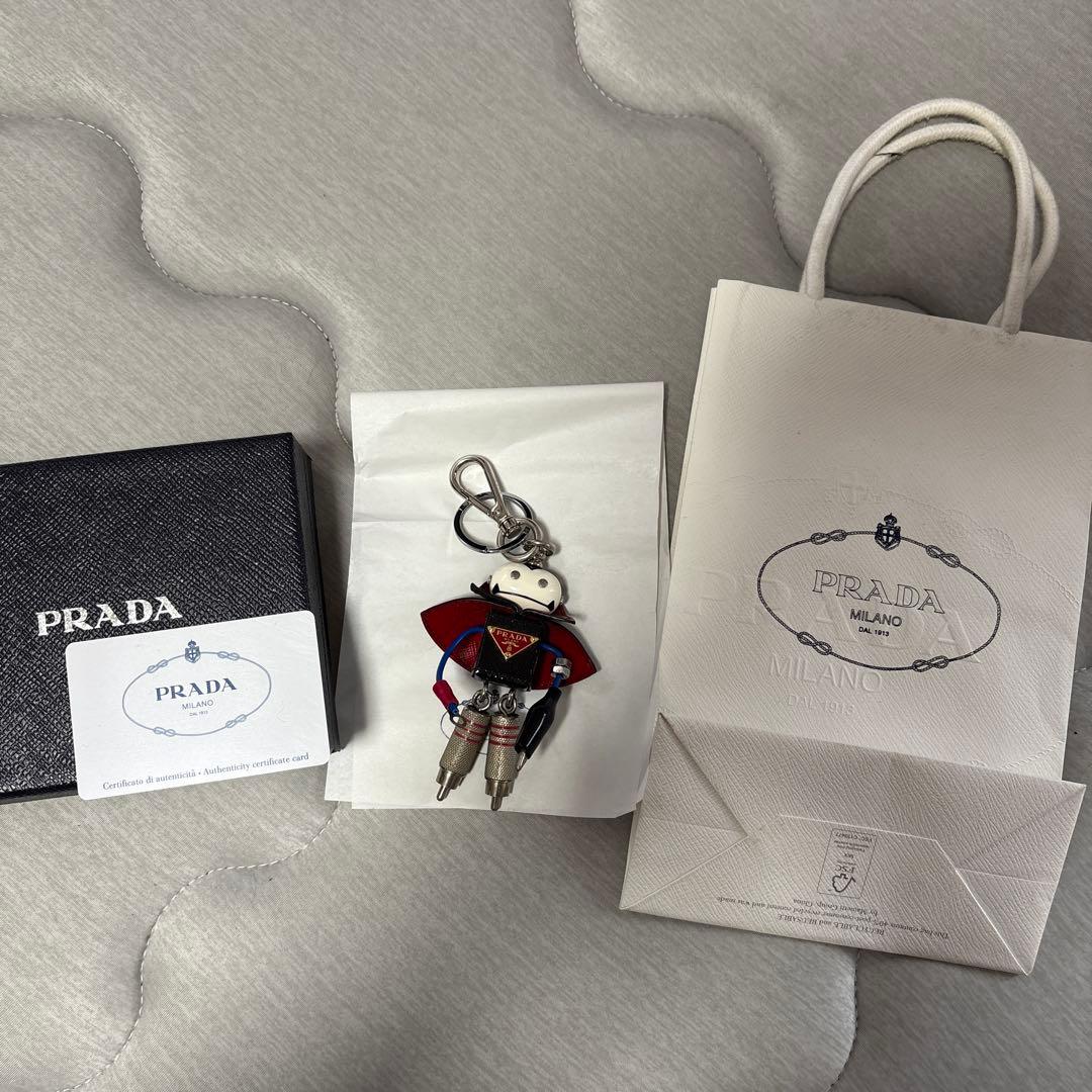 プラダ キーリング サフィアーノ ドラキュラ ロボット トリック 三角ロゴ