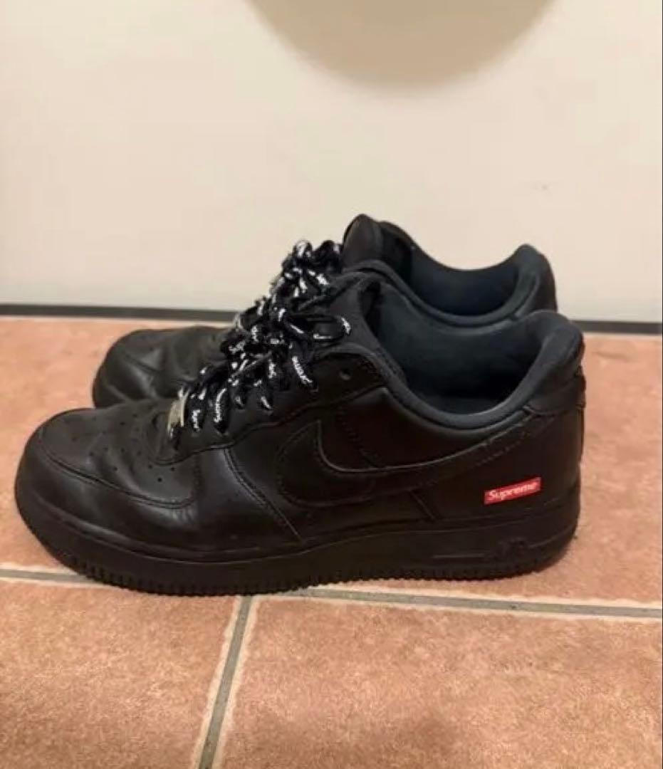 Nike Supreme ブラックスニーカー