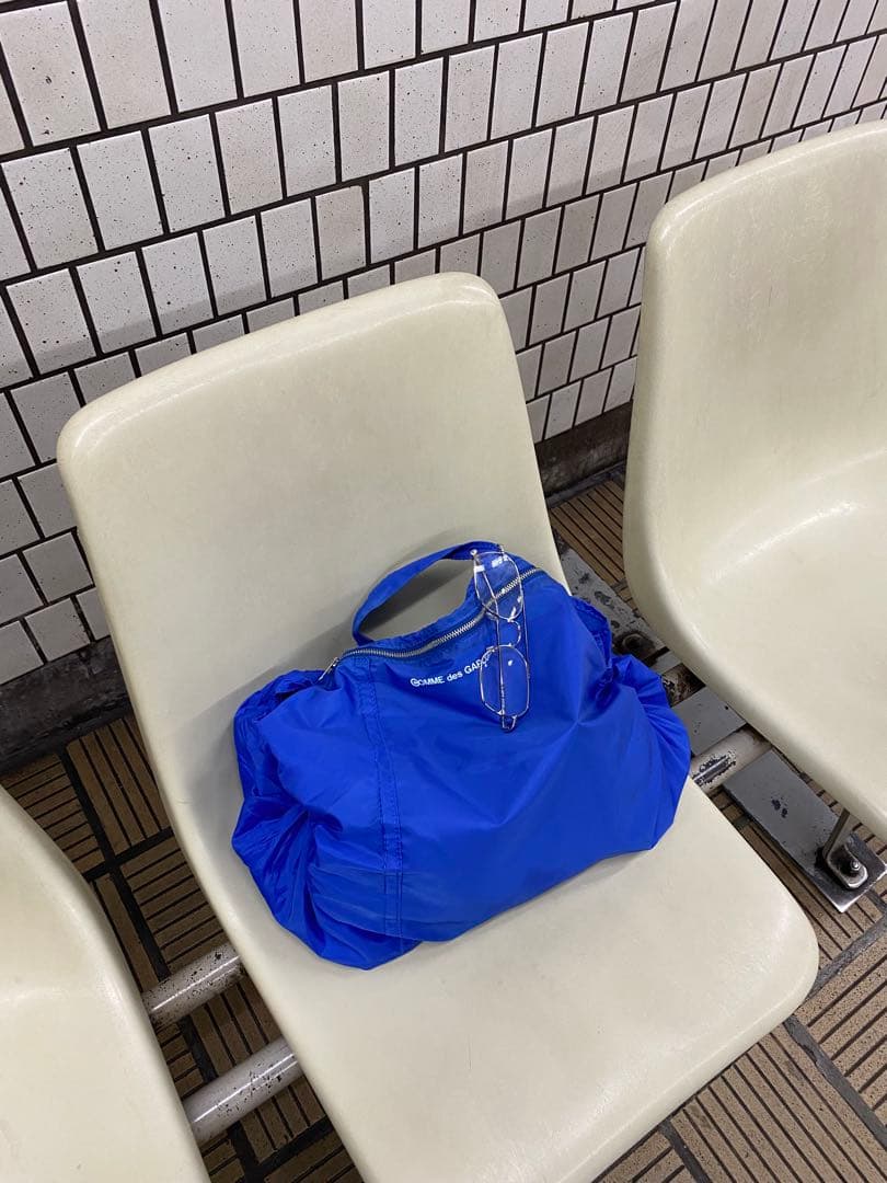 COMME des GARCONS　キャンディ　ハンドバッグ　ロゴプリント 全面ロゴがインパクト大！「Comme des Garçons」の新作バッグ | Numero