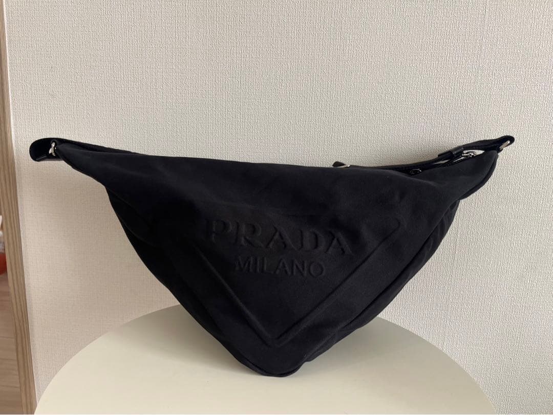 【正規品】 Prada プラダ　エンポスロゴトライアングルショルダー黒キャンバス