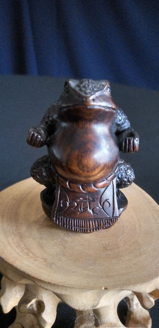 根付け、木彫カエル彫刻 約5cm ダークブラウン、重さ約23g 木彫り 根付け カエル 蓮の実 - メルカリ