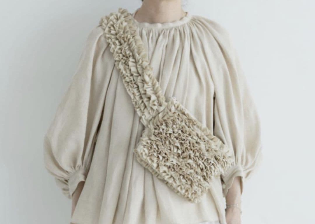 R&D.M.Co- FRILL BODY BAG フリルボディバッグ エクリュ R&D.M.Co-（オールドマンズテーラー）」に別注した限定色のフリル