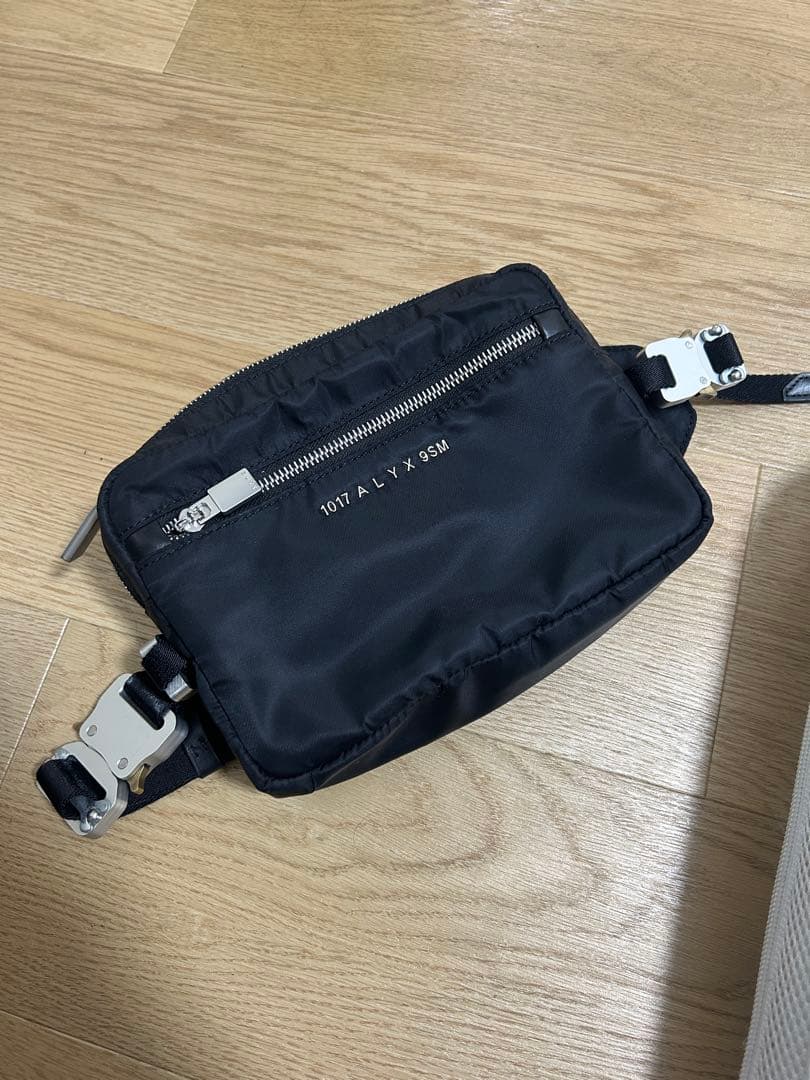 1017 alyx 9sm ブラック ナイロン ボディバッグ