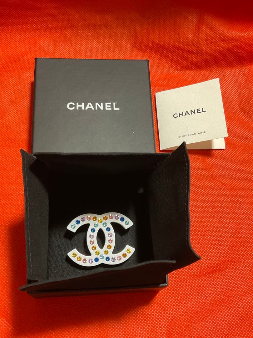 CHANEL ホワイト クリスタルブローチ CHANEL（シャネル） ブローチ メタル、ストラス&コスチュームパール