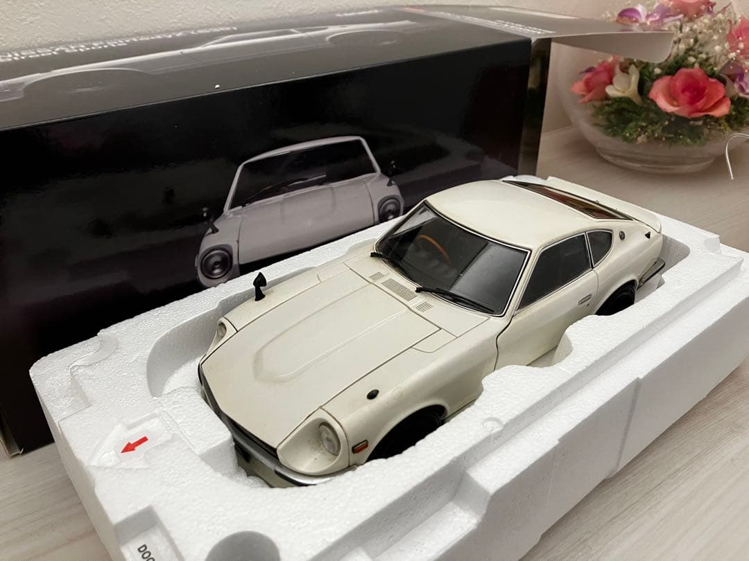 1/18京商 日産　フェアレディZ S30 左ミラーは欠品です。