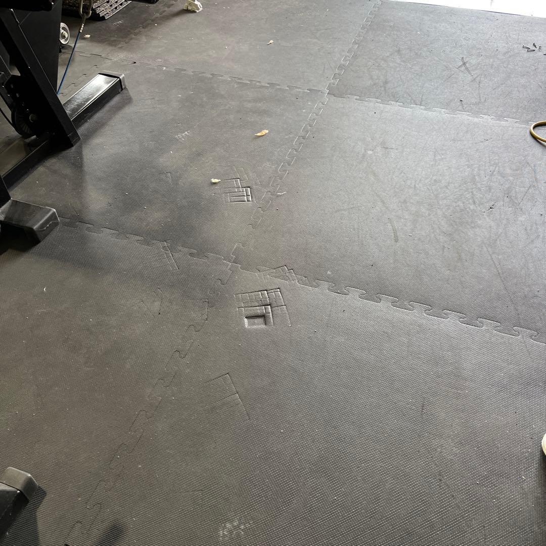 エクササイズマット 約100cm x 100cm 厚さ1.5ミリ〜1.8ミリ