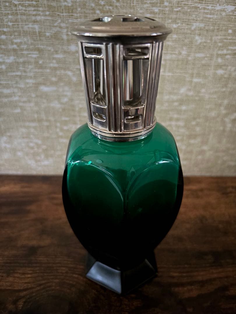 魅力的なシルエットの「ラビリンス」ランプがモダンにリニューアルされたモデル