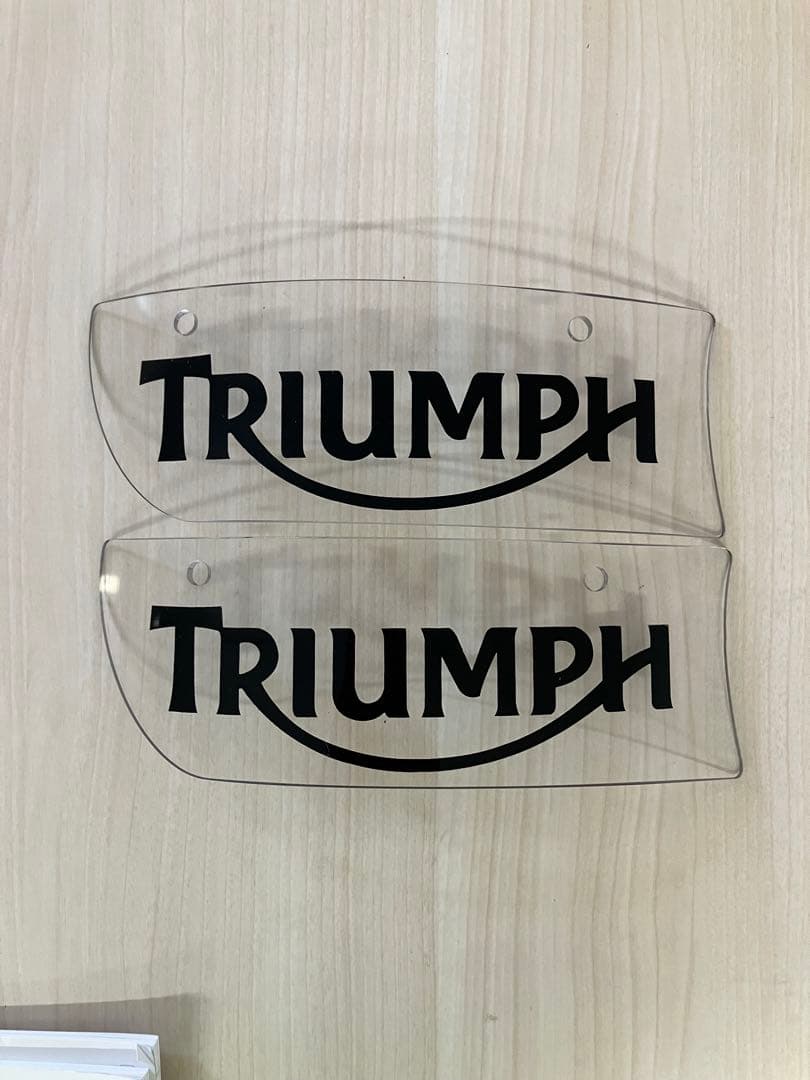 TRIUMPH タンクエンブレム 2ケセット価格。 - メルカリ