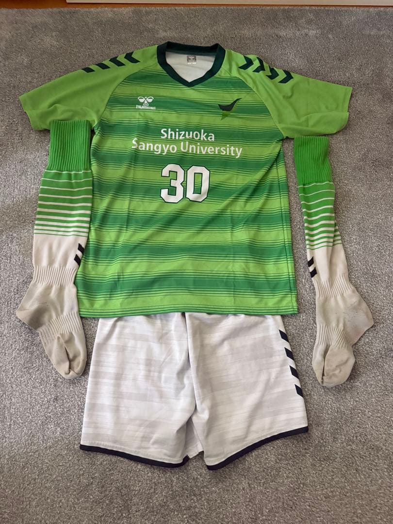 ホームユニフォームのセットとアウェーパンツソックスセット