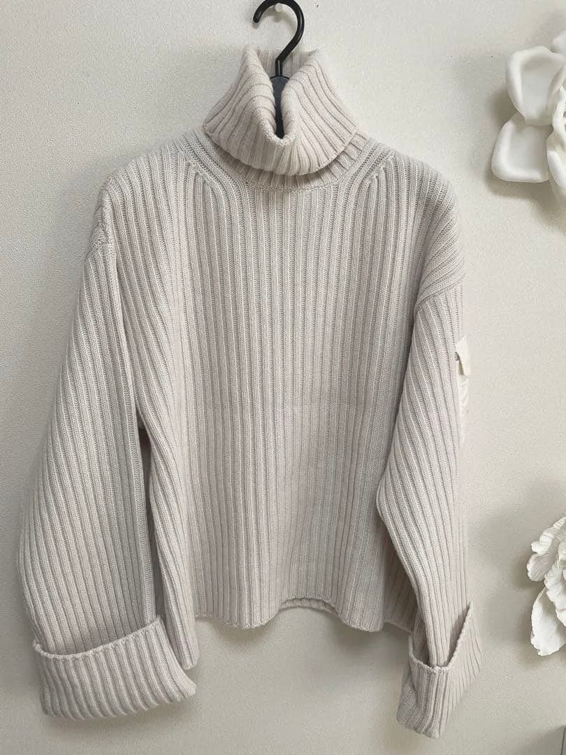 モンクレールアイボリータートルネックニット