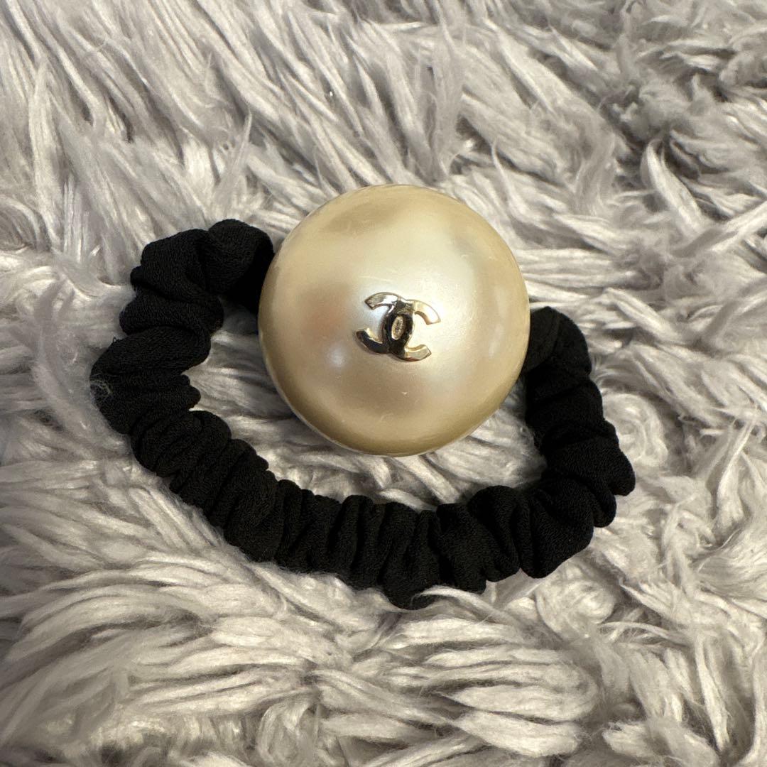 お値下げ❗️CHANEL フェイクパール シュシュ ヘアゴム　ココマーク F20V