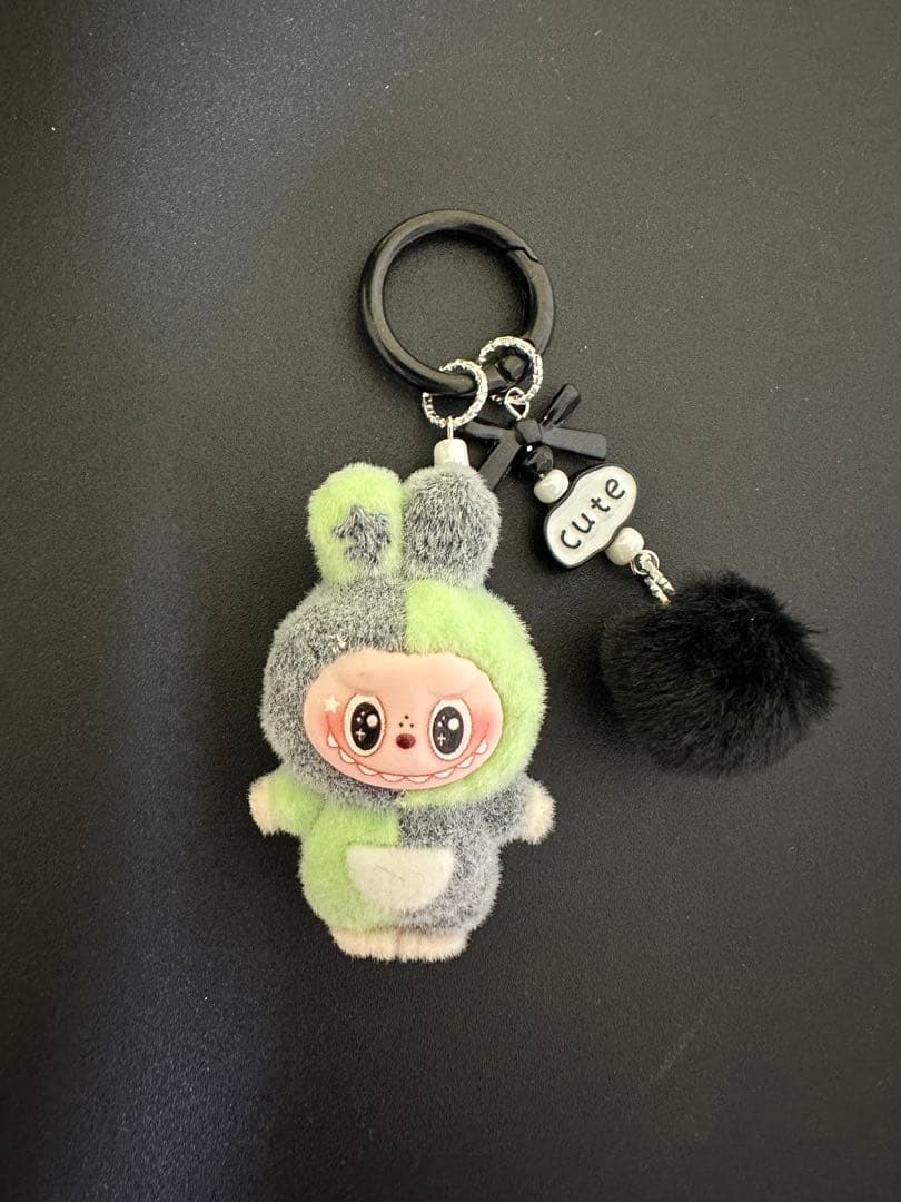 ラブブ ぬいぐるみキーホルダー ブラック×グリーンミクスカラー - メルカリ