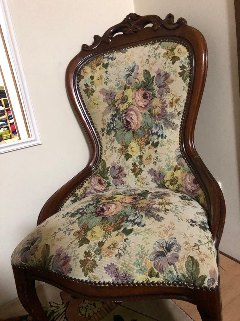 お値下げしましたビンテージ フローラル刺繍の椅子