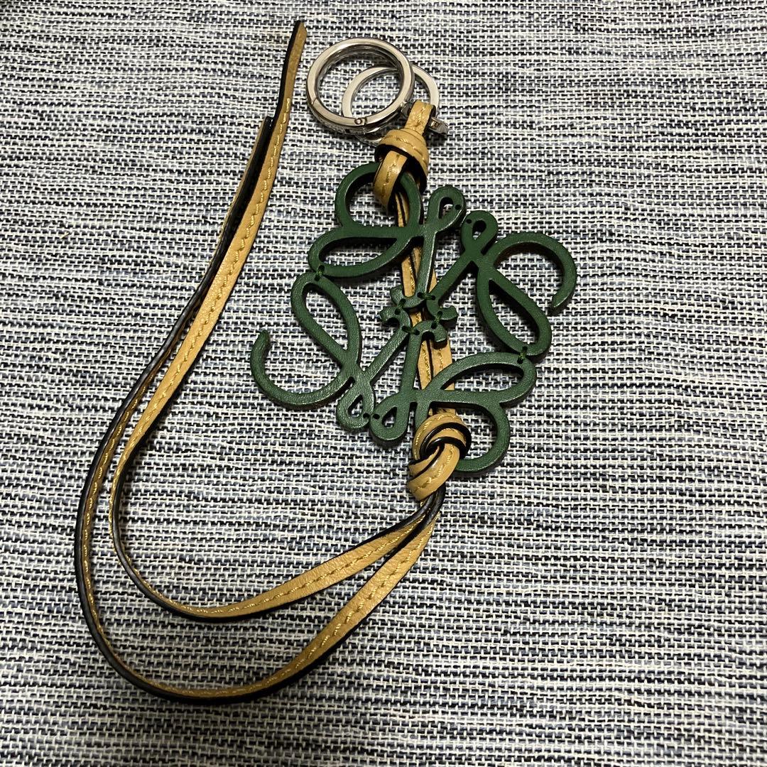 ロエベ　バッグチャーム　アナグラム